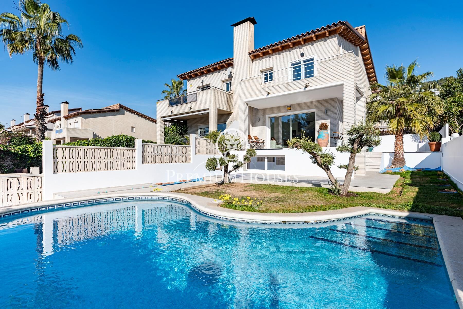 Exterior view of Single-family semi-detached for sale in Sitges  with Private garden, Terrace and Swimming Pool