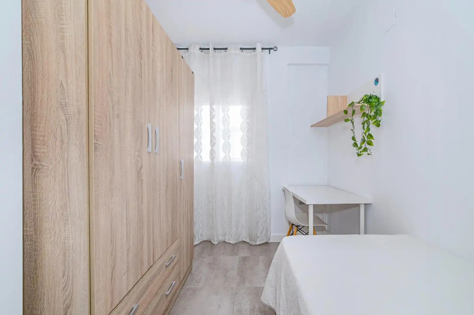 Bedroom of Flat for sale in Granada  with Air Conditioner, Heating and Terrace