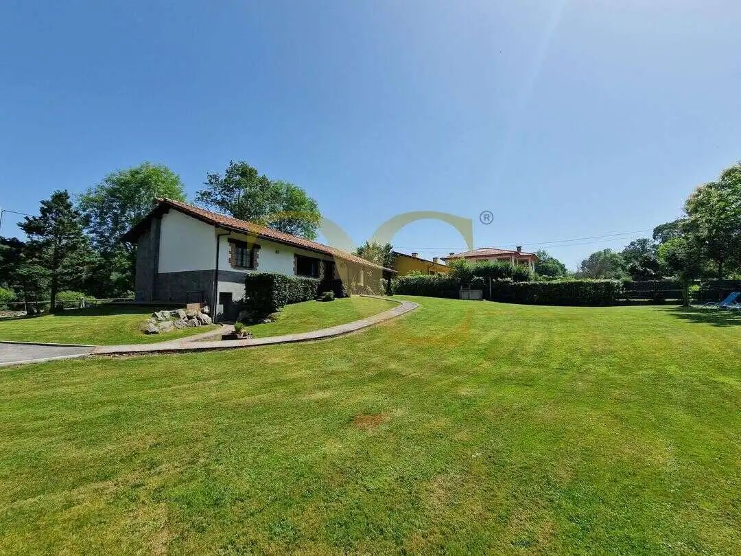 Vista exterior de Casa o xalet en venda en Llanes amb Calefacció, Jardí privat i Terrassa
