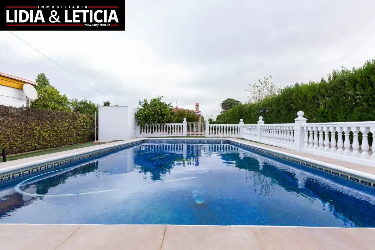 Piscina de Casa o chalet en venta en Alcalá de Guadaira con Aire acondicionado, Calefacción y Jardín privado