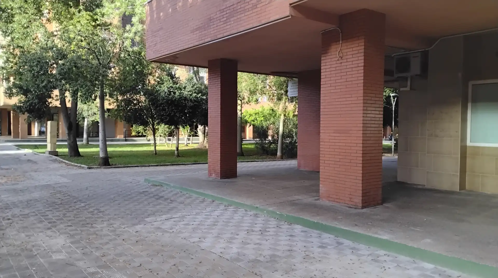 Parking de Local en venta en Sevilla con Aire acondicionado