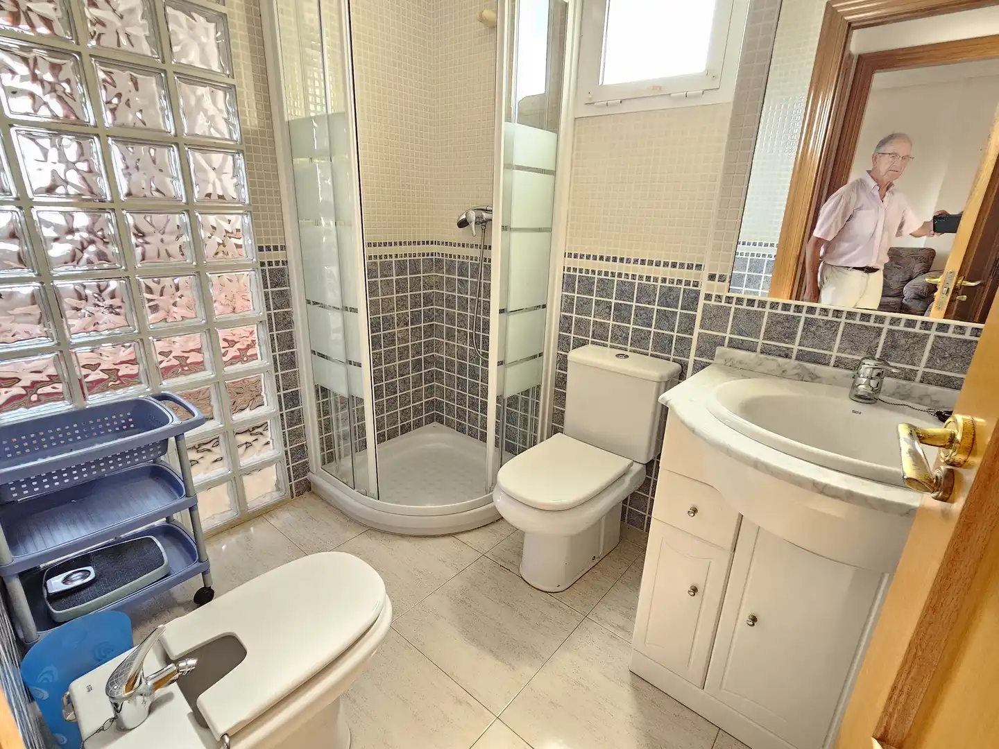 Baño de Piso de alquiler en Santa Pola con Terraza y TV