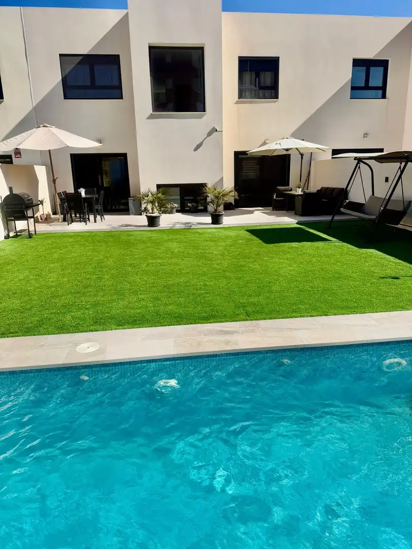 Piscina de Casa adosada en venda en El Ejido amb Aire condicionat, Jardí privat i Terrassa