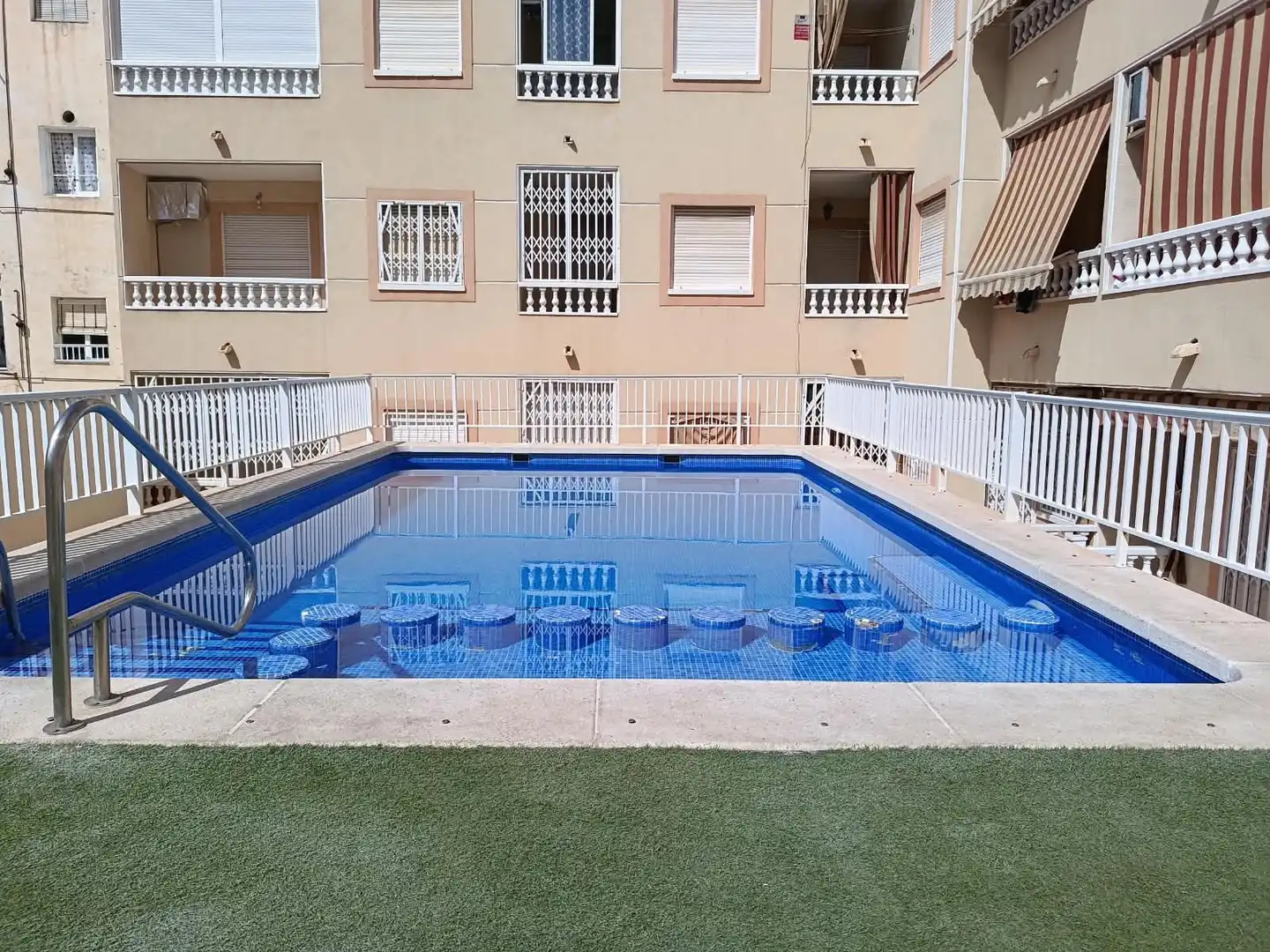 Piso con piscina en alquiler en Las Viñas