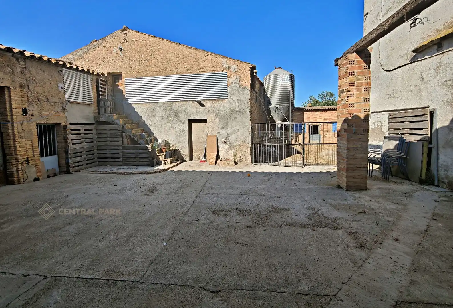 Vista exterior de Casa o xalet en venda en Pacs del Penedès amb Calefacció, Terrassa i Traster
