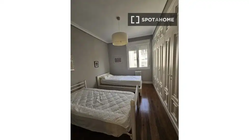 Dormitori de Apartament per a compartir en  Pamplona / Iruña amb Aire condicionat, Terrassa i Moblat