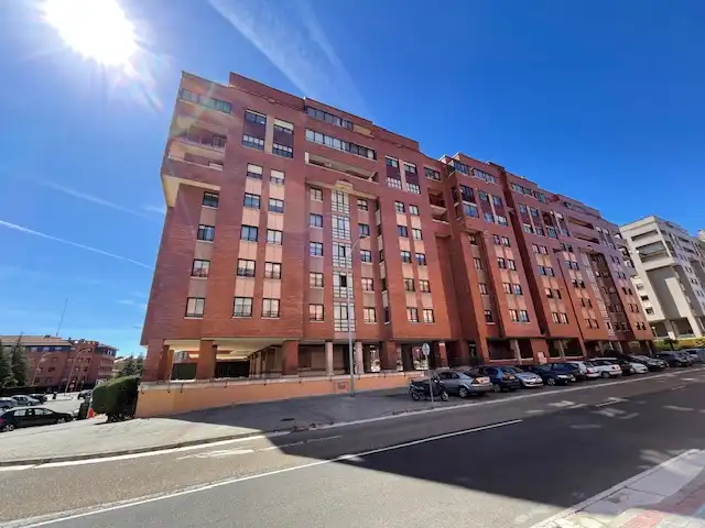 Vista exterior de Pis en venda en Valladolid Capital amb Calefacció, Jardí privat i Parquet