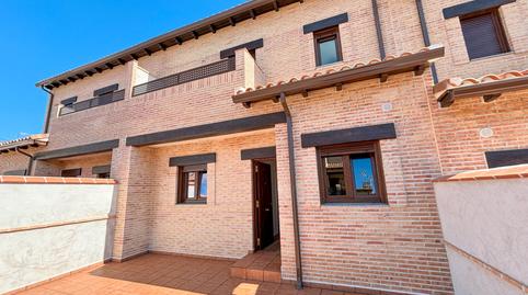 Foto 2 de Casa adosada en venda a Yuncos, Toledo