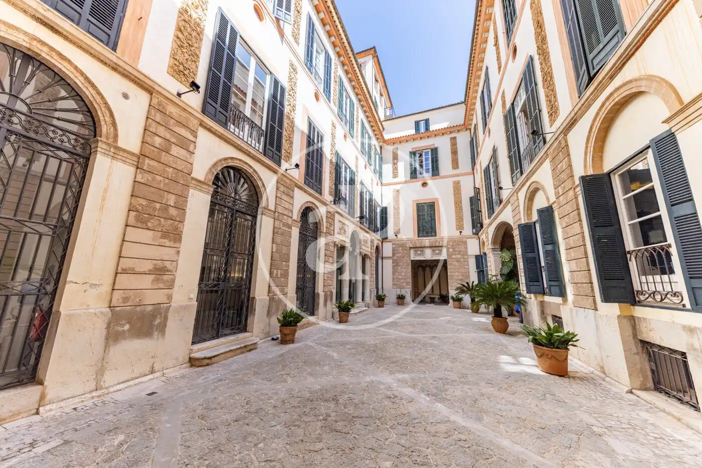 Außenansicht von Wohnung zum Verkauf in  Palma de Mallorca mit Heizung, Privatgarten und Terrasse