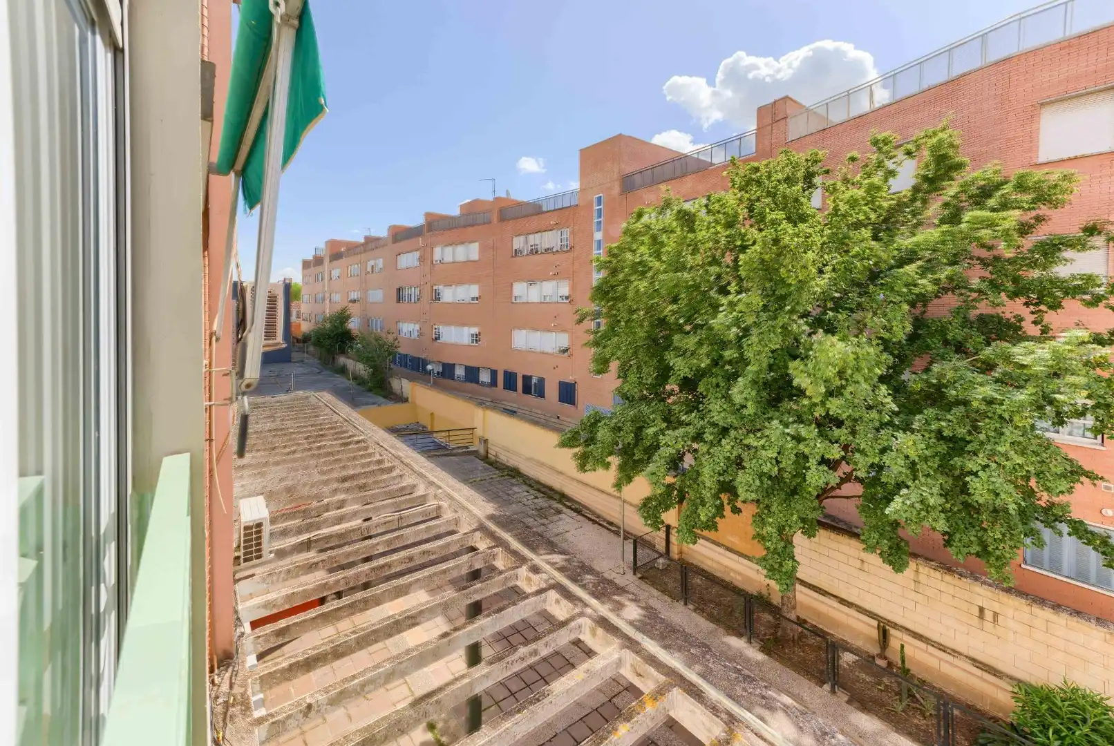 Vista exterior de Piso en venta en Mairena del Aljarafe con Aire acondicionado