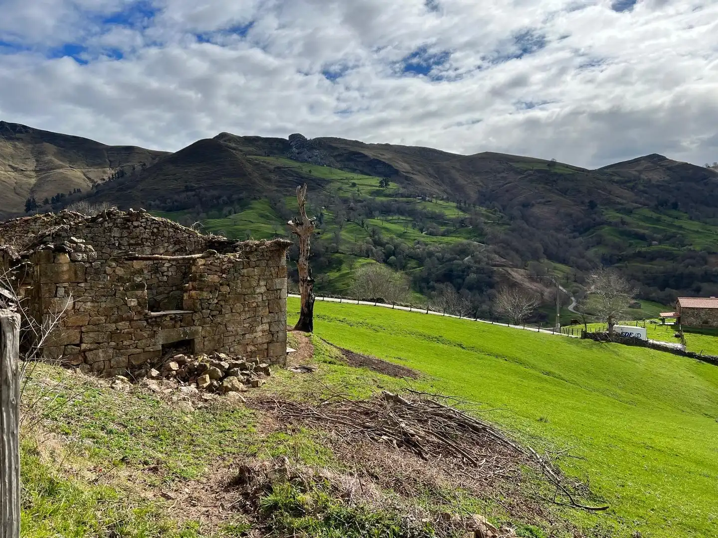 Vista exterior de Casa o chalet en venta en Saro con Jardín privado