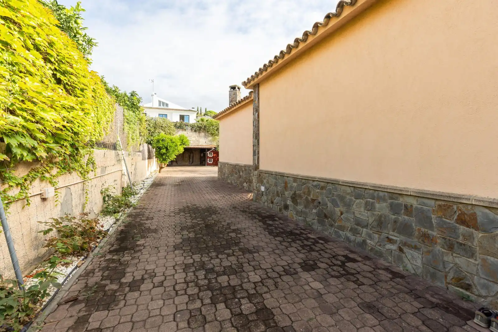 Vista exterior de Casa o xalet en venda en Mataró amb Terrassa i Piscina