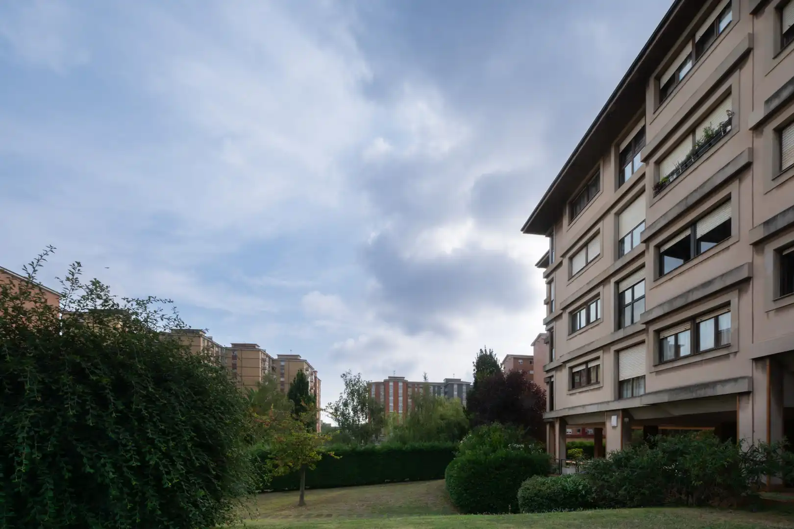 Vista exterior de Casa o xalet en venda en Gijón  amb Calefacció, Jardí privat i Traster