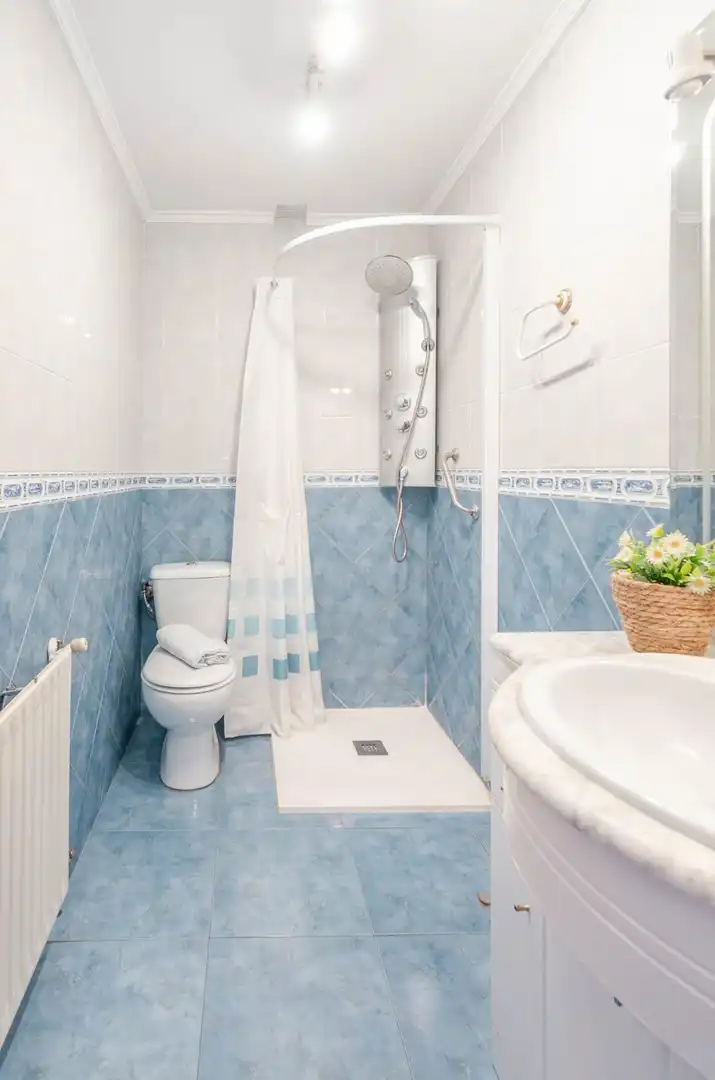 Baño de Ático en venta en Gijón  con Calefacción, Terraza y Balcón