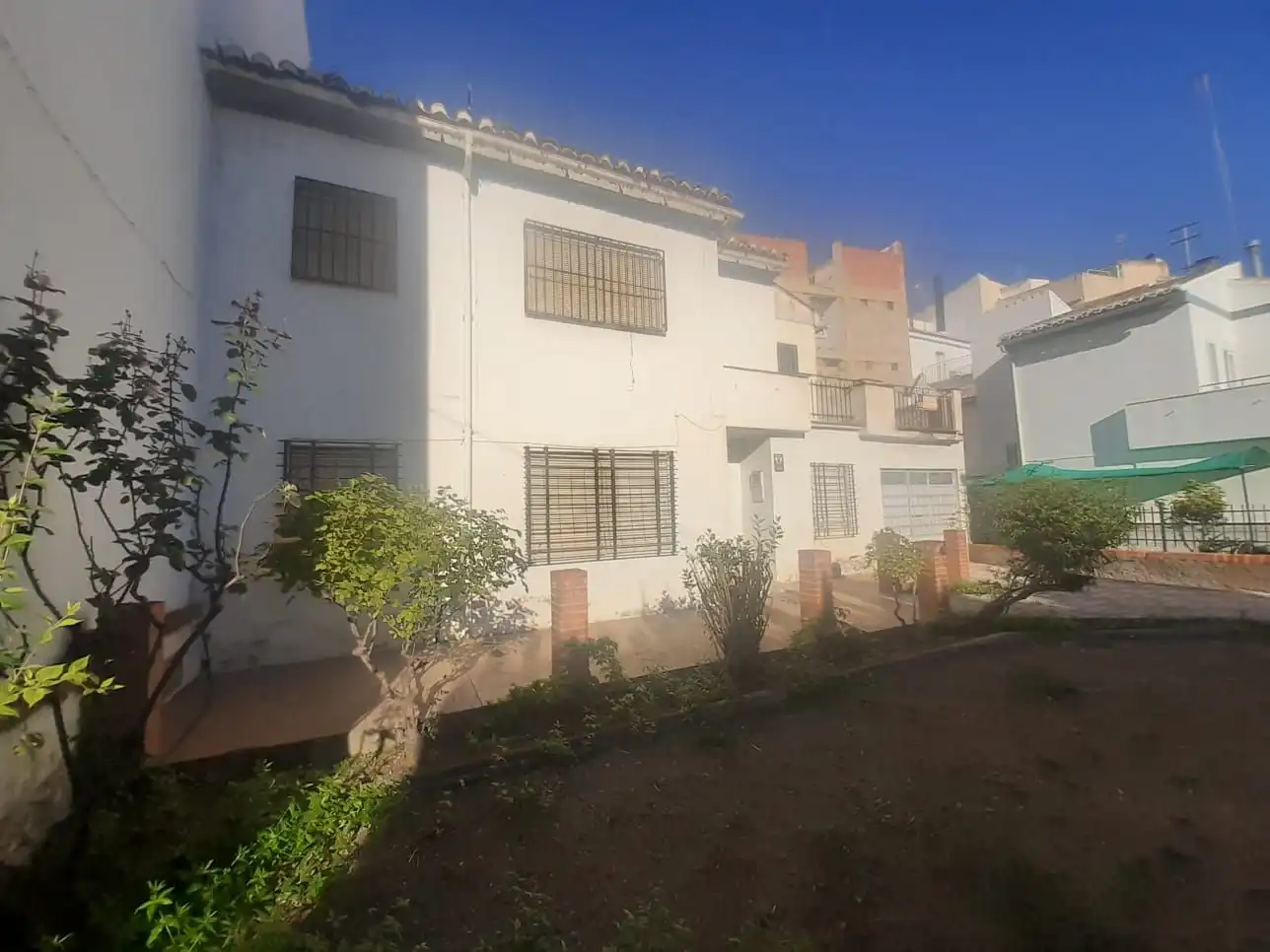 Vista exterior de Casa o xalet en venda en Baza amb Terrassa i Balcó