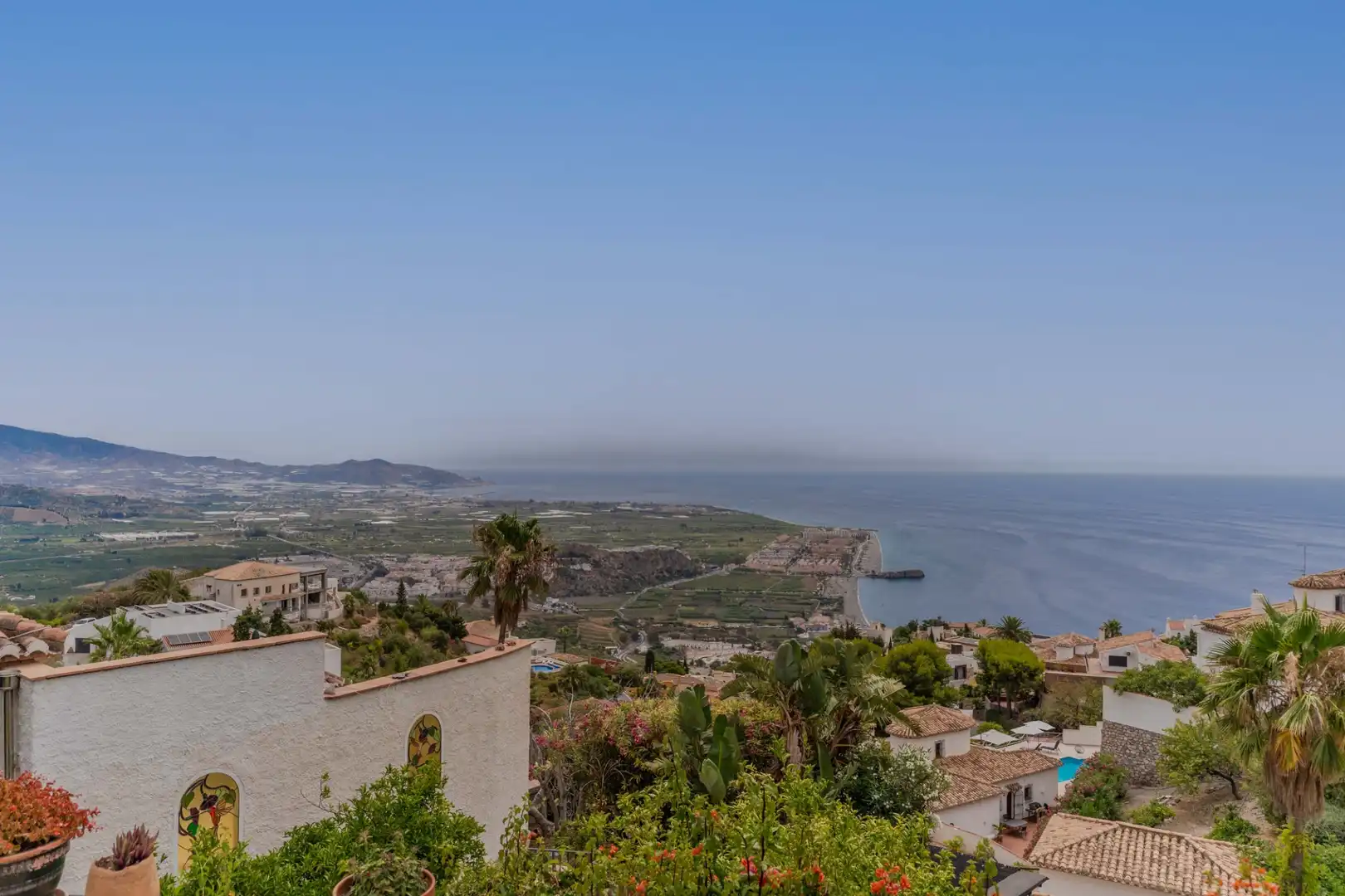 Vista exterior de Casa o xalet en venda en Salobreña amb Aire condicionat, Calefacció i Jardí privat