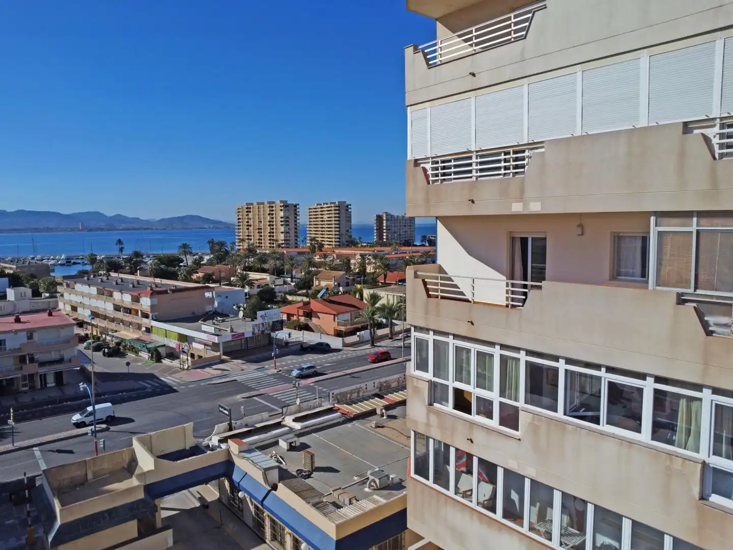 Vista exterior de Piso en venta en La Manga del Mar Menor con Terraza y Piscina comunitaria