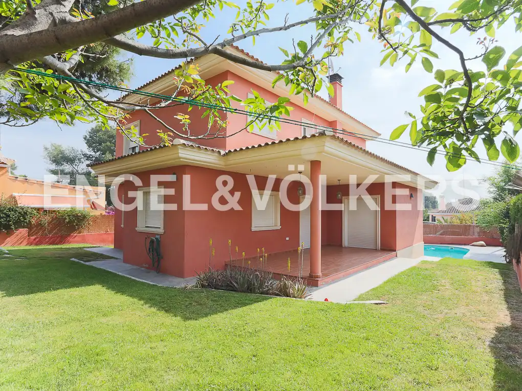 Vista exterior de Casa o xalet en venda en Paterna amb Aire condicionat, Calefacció i Jardí privat