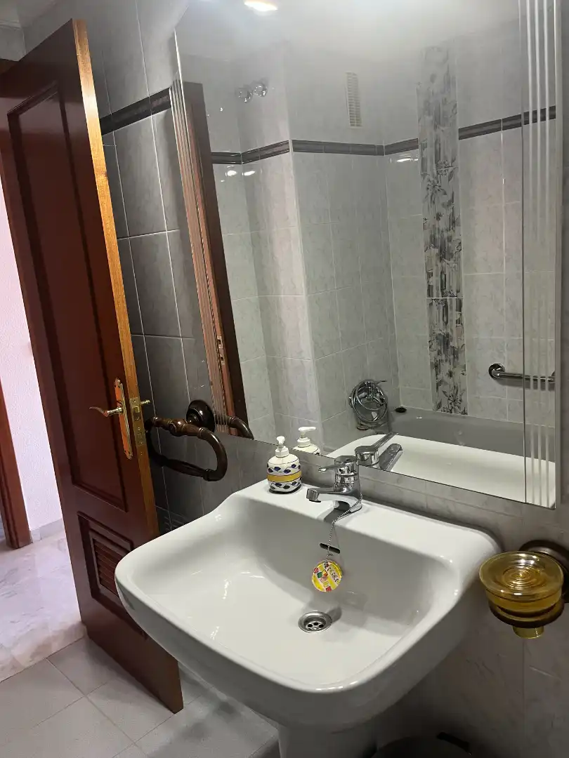 Badezimmer von Wohnung zur Miete in Málaga mit Möbliert, Ofen und Waschmaschine