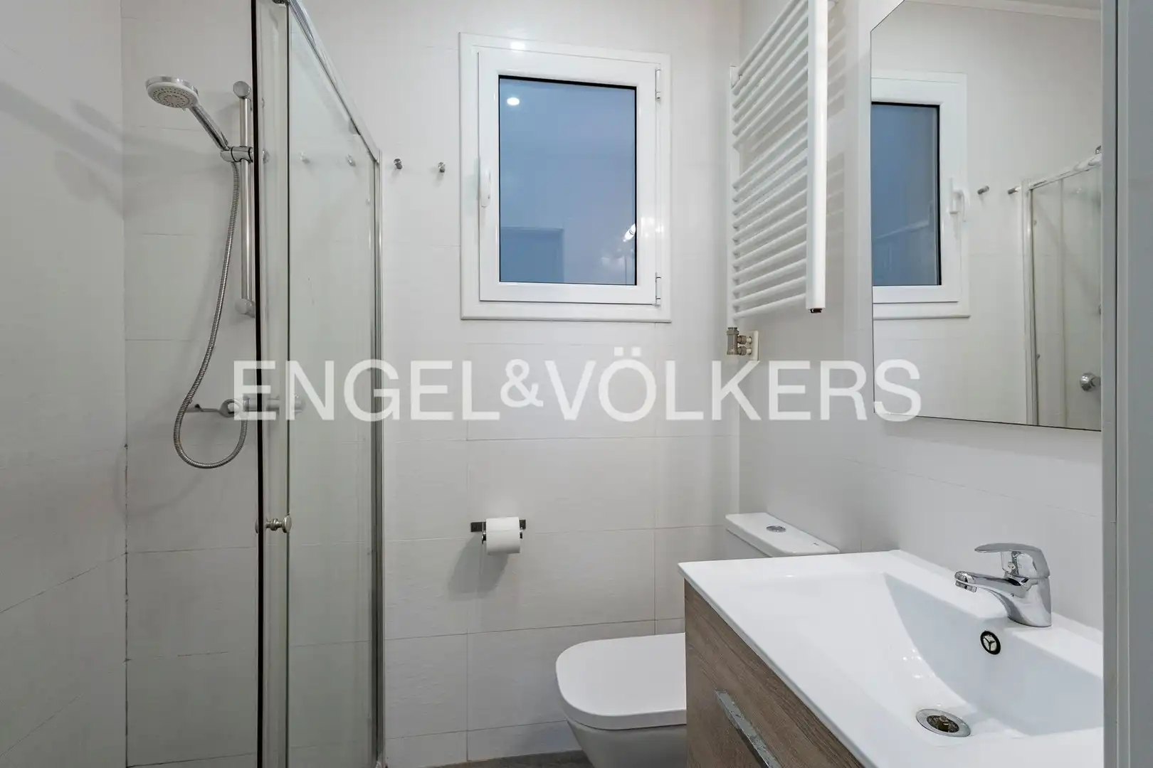 Badezimmer von Wohnung zum Verkauf in Barcelona mit Klimaanlage, Heizung und Parkett