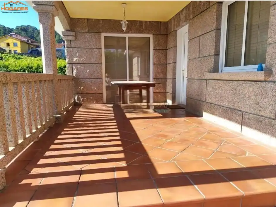 Terrassa de Casa o xalet en venda en Cangas  amb Piscina
