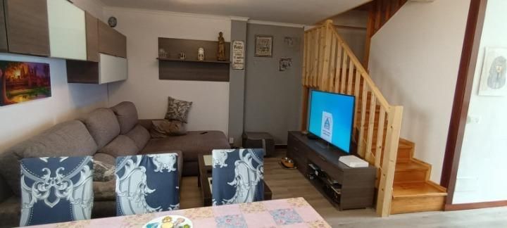 Sala d'estar de Casa adosada en venda en Vigo  amb Calefacció