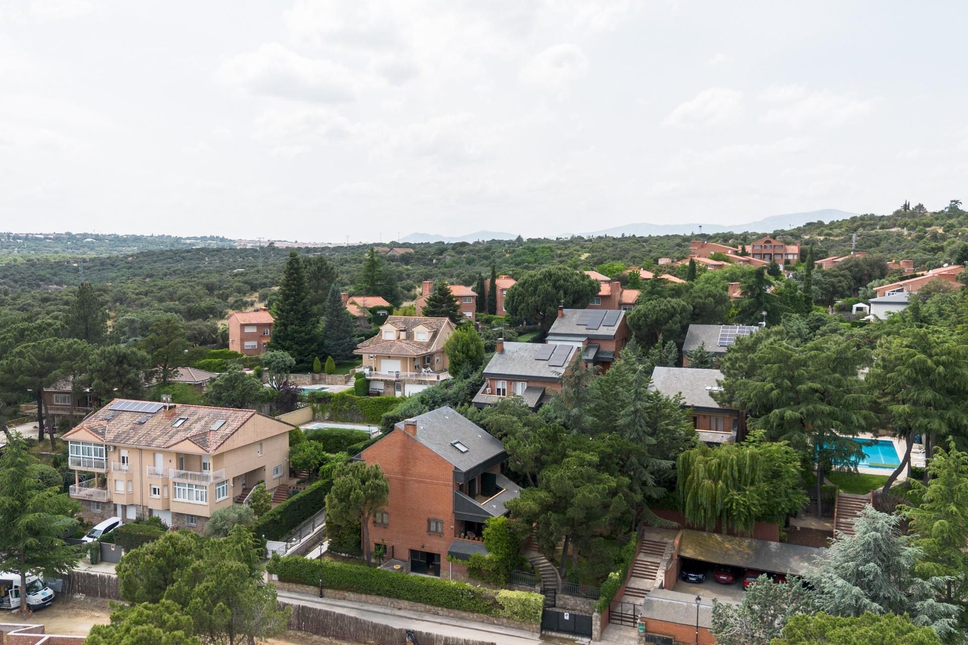 Vista exterior de Casa o xalet en venda en Galapagar amb Calefacció, Jardí privat i Piscina comunitària