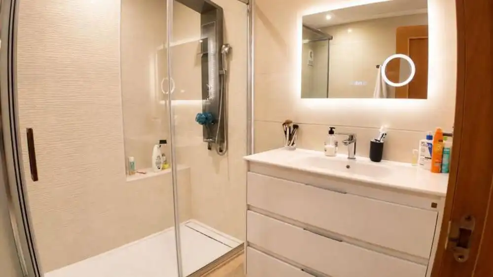 Bany de Apartament de lloguer en Estepona amb Aire condicionat, Terrassa i Traster