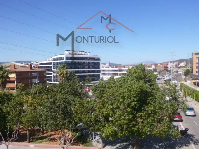 Vista exterior de Casa adosada en venda en Sant Joan Despí amb Aire condicionat, Calefacció i Jardí privat