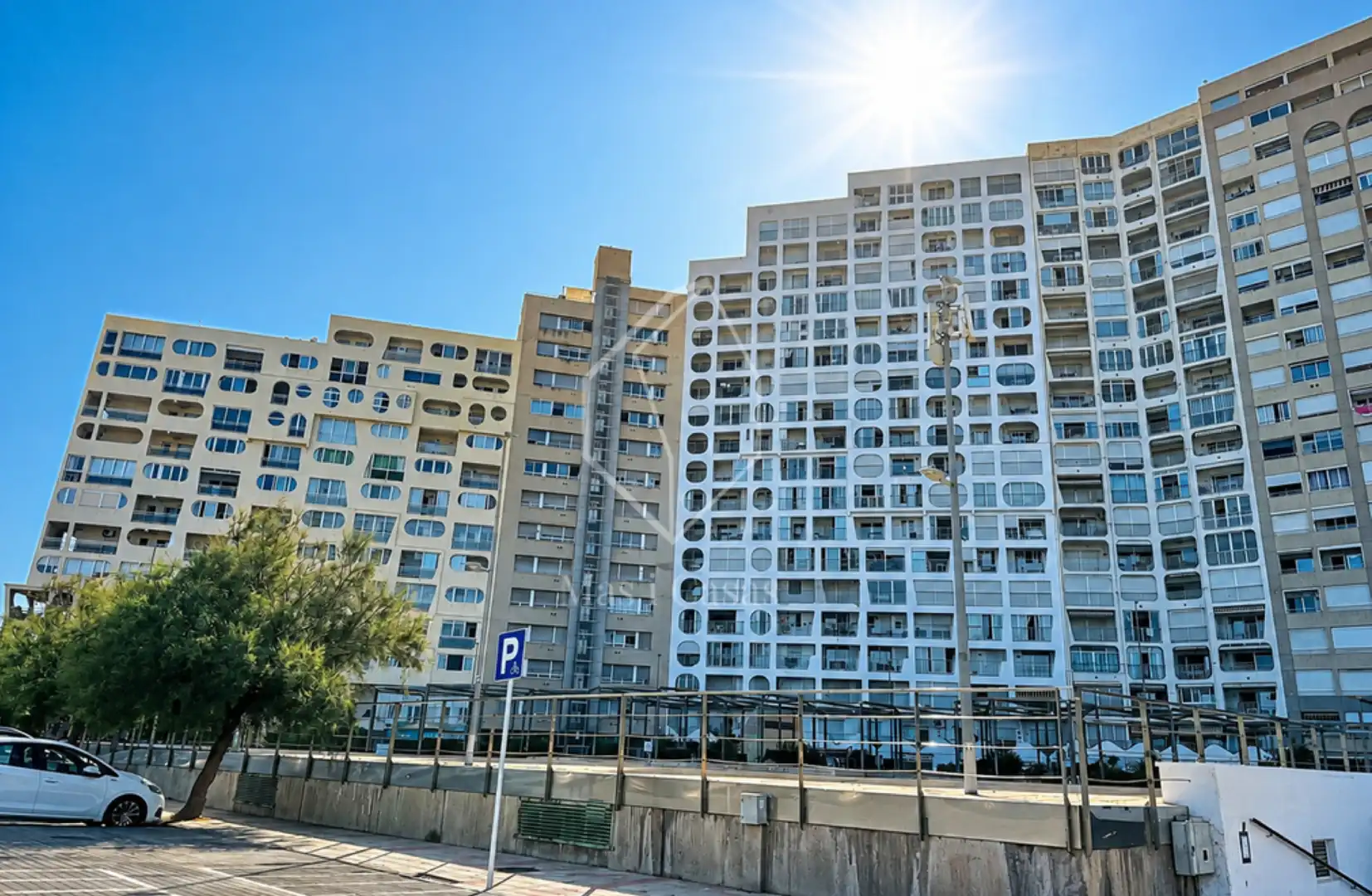 Außenansicht von Wohnungen zum Verkauf in Empuriabrava mit Klimaanlage, Terrasse und Möbliert
