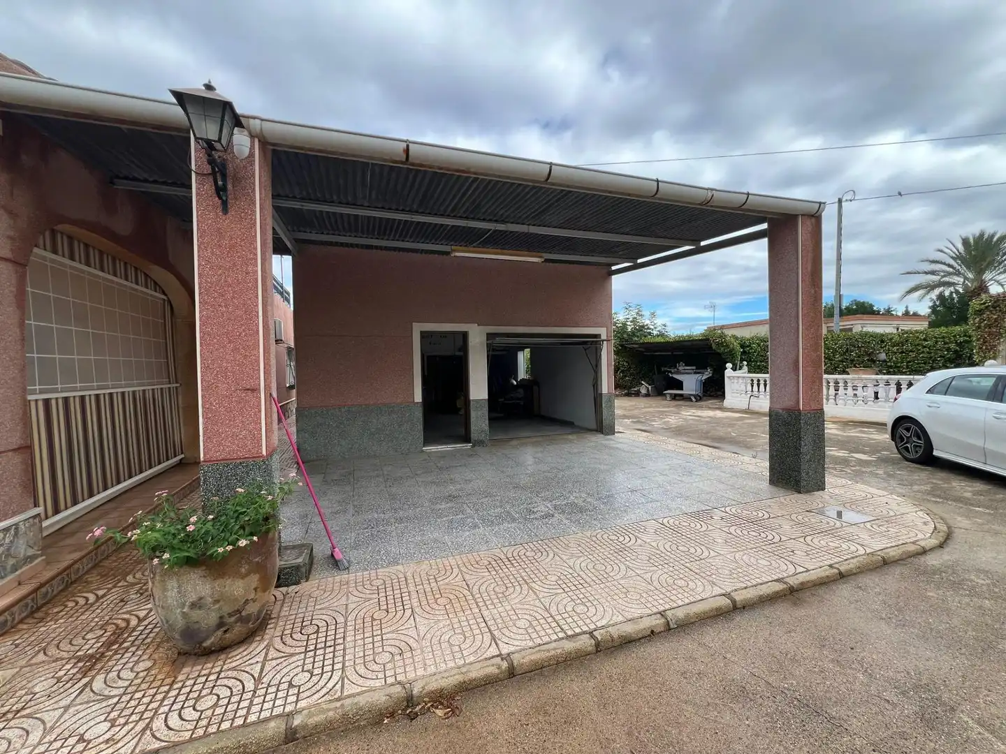 Aparcament de Casa o xalet en venda en Elche / Elx amb Jardí privat, Terrassa i Piscina