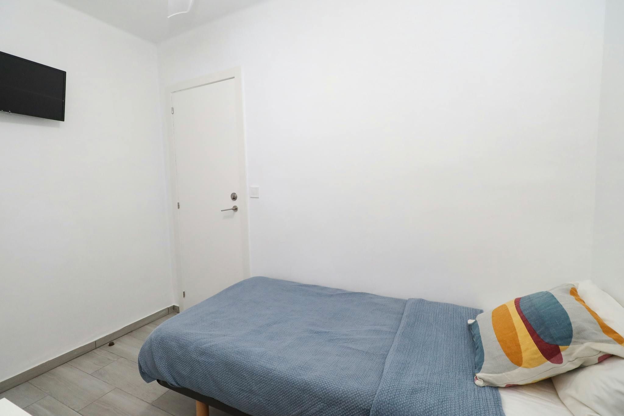 Bedroom of Flat to share in  Valencia Capital  with Washing machine and TV