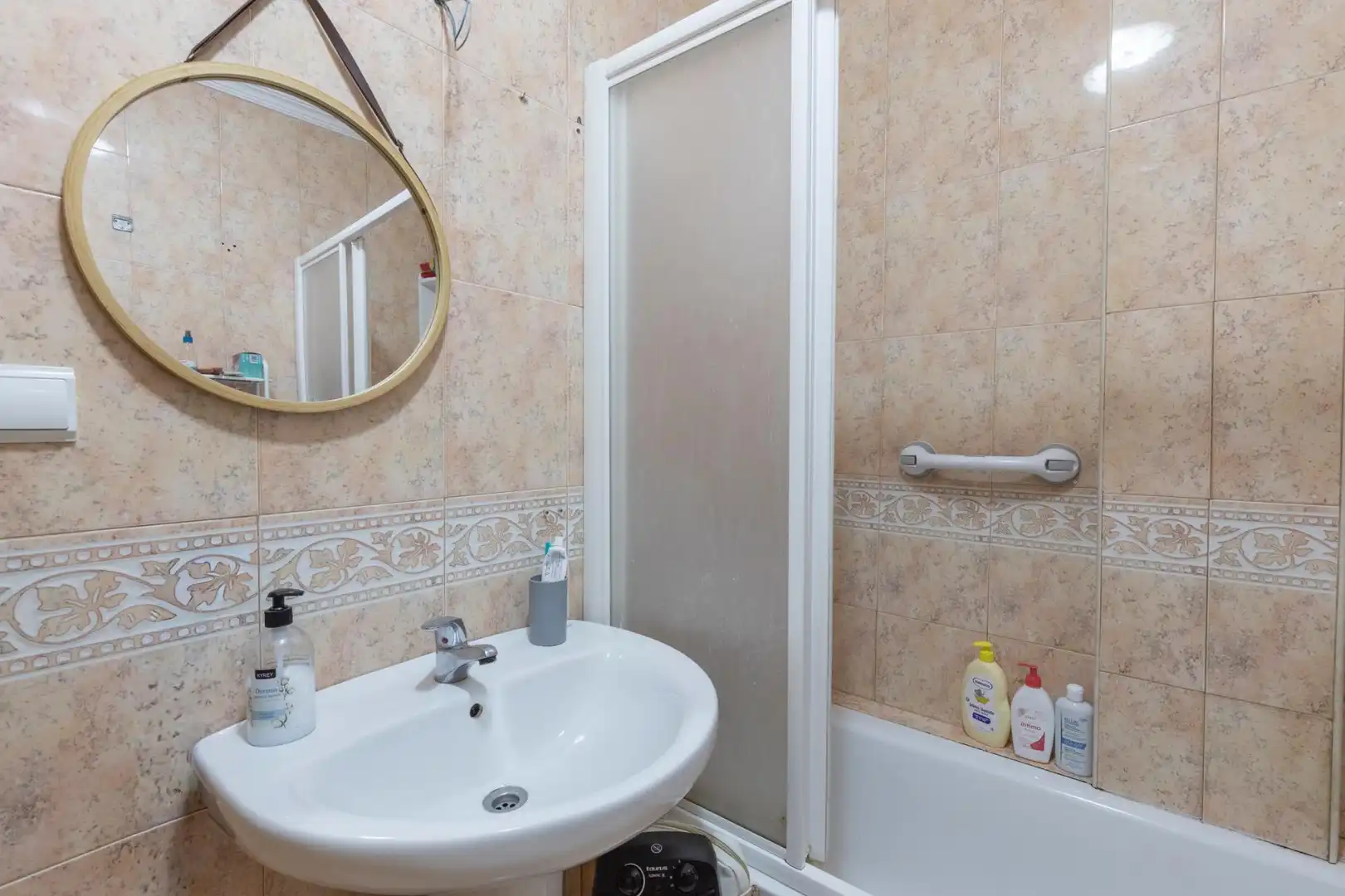 Badezimmer von Einfamilien-Reihenhaus zum Verkauf in Atarfe mit Klimaanlage, Heizung und Privatgarten