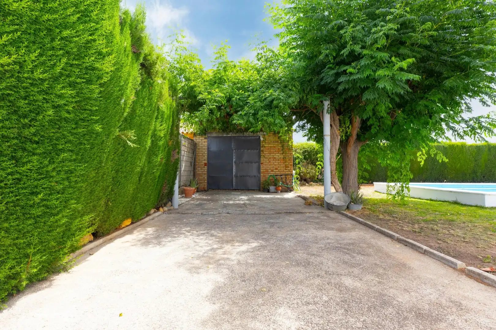 Vista exterior de Casa o xalet en venda en Sanlúcar la Mayor amb Jardí privat, Traster i Piscina