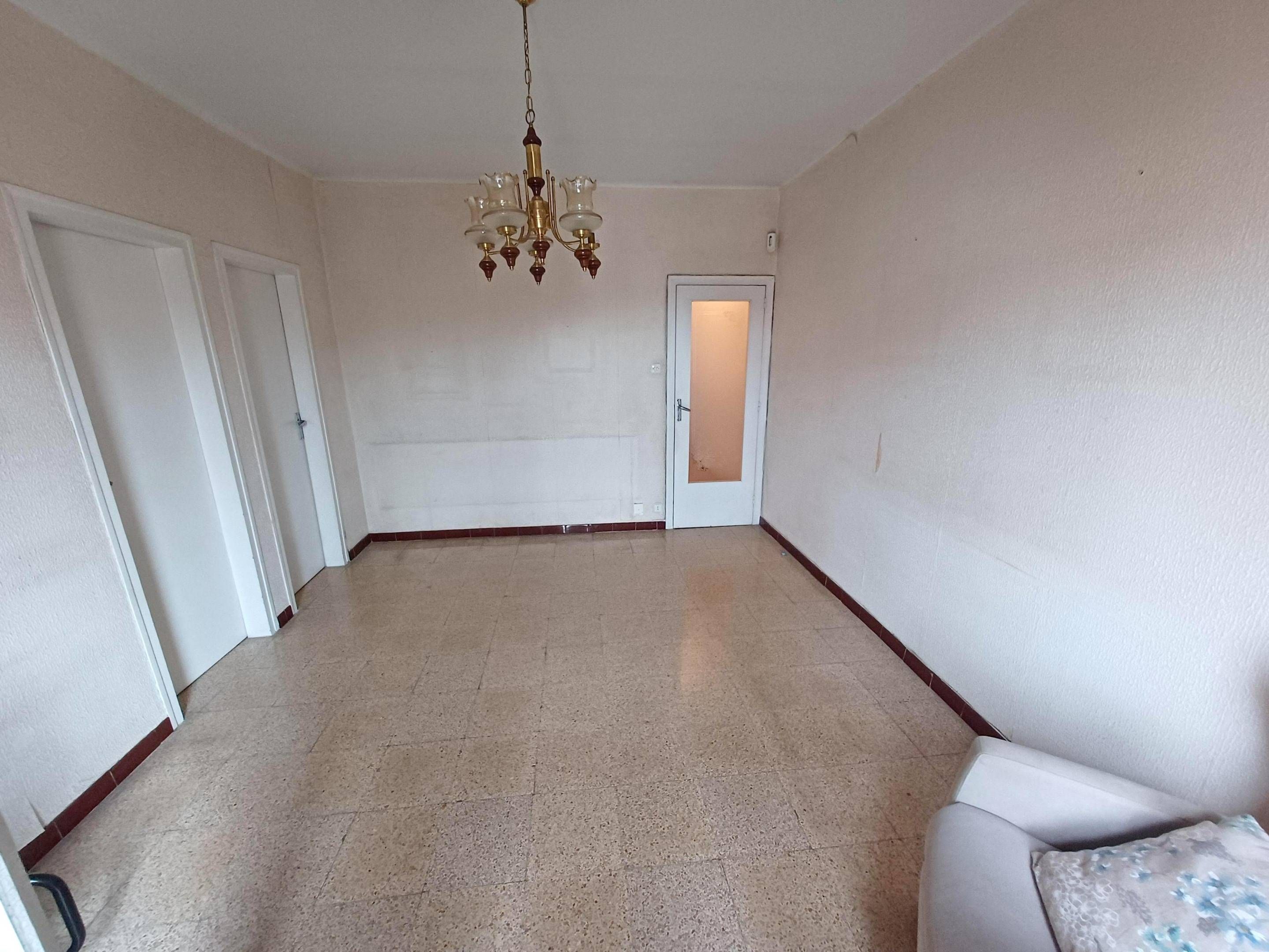 Sala d'estar de Pis en venda en L'Hospitalet de Llobregat amb Balcó
