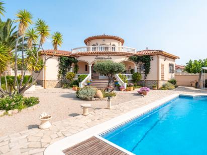 Vista exterior de Casa o xalet en venda en Mont-roig del Camp amb Aire condicionat, Calefacció i Jardí privat