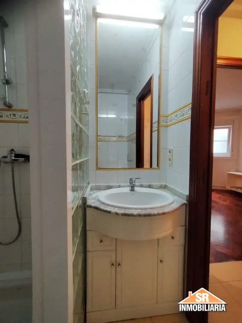 Bathroom of Apartments for rent in A Coruña Capital   with Heating, Oven and Washing machine
