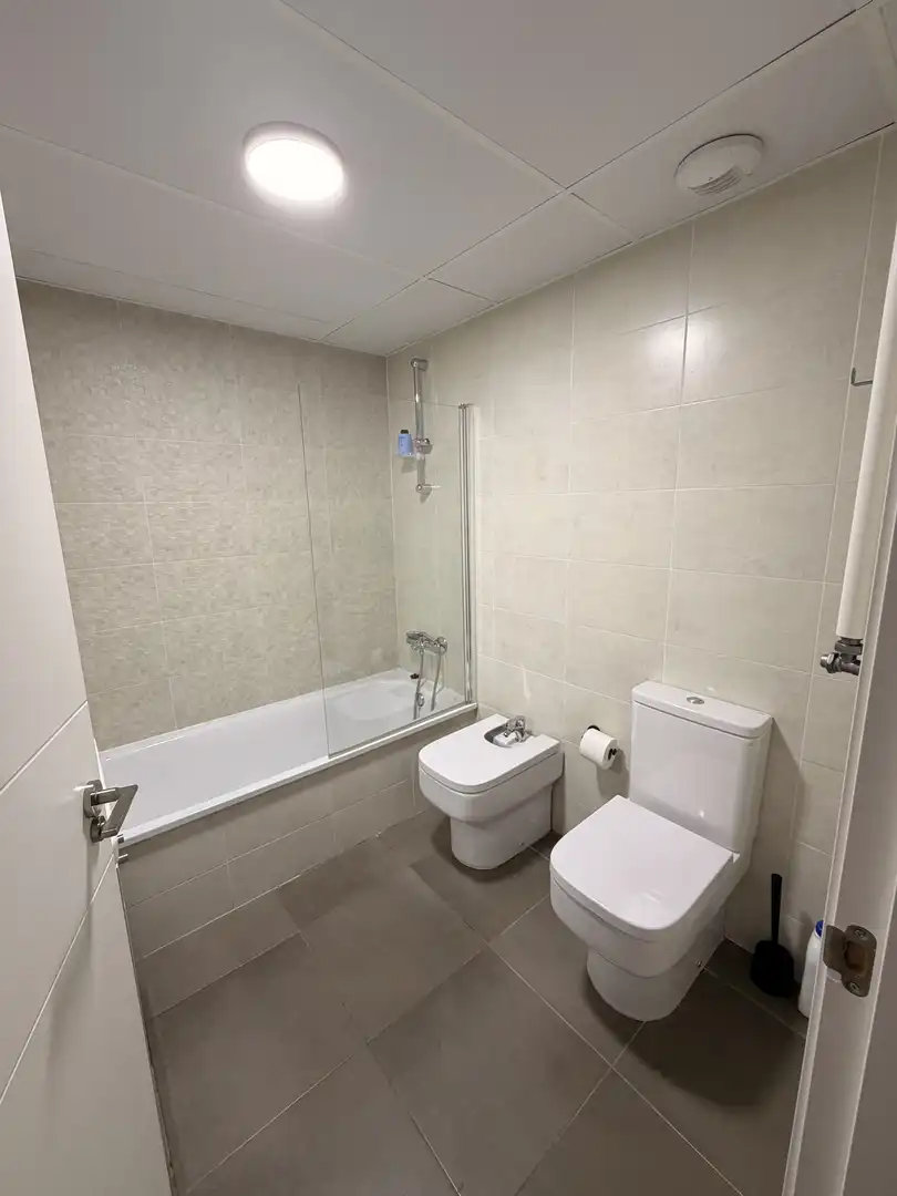 Bathroom of Flat for sale in  Valencia Capital  with Air Conditioner, Terrace and Swimming Pool
