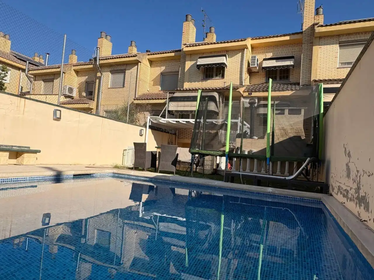Piscina de Casa adosada en venta en Binéfar con Aire acondicionado, Calefacción y Jardín privado