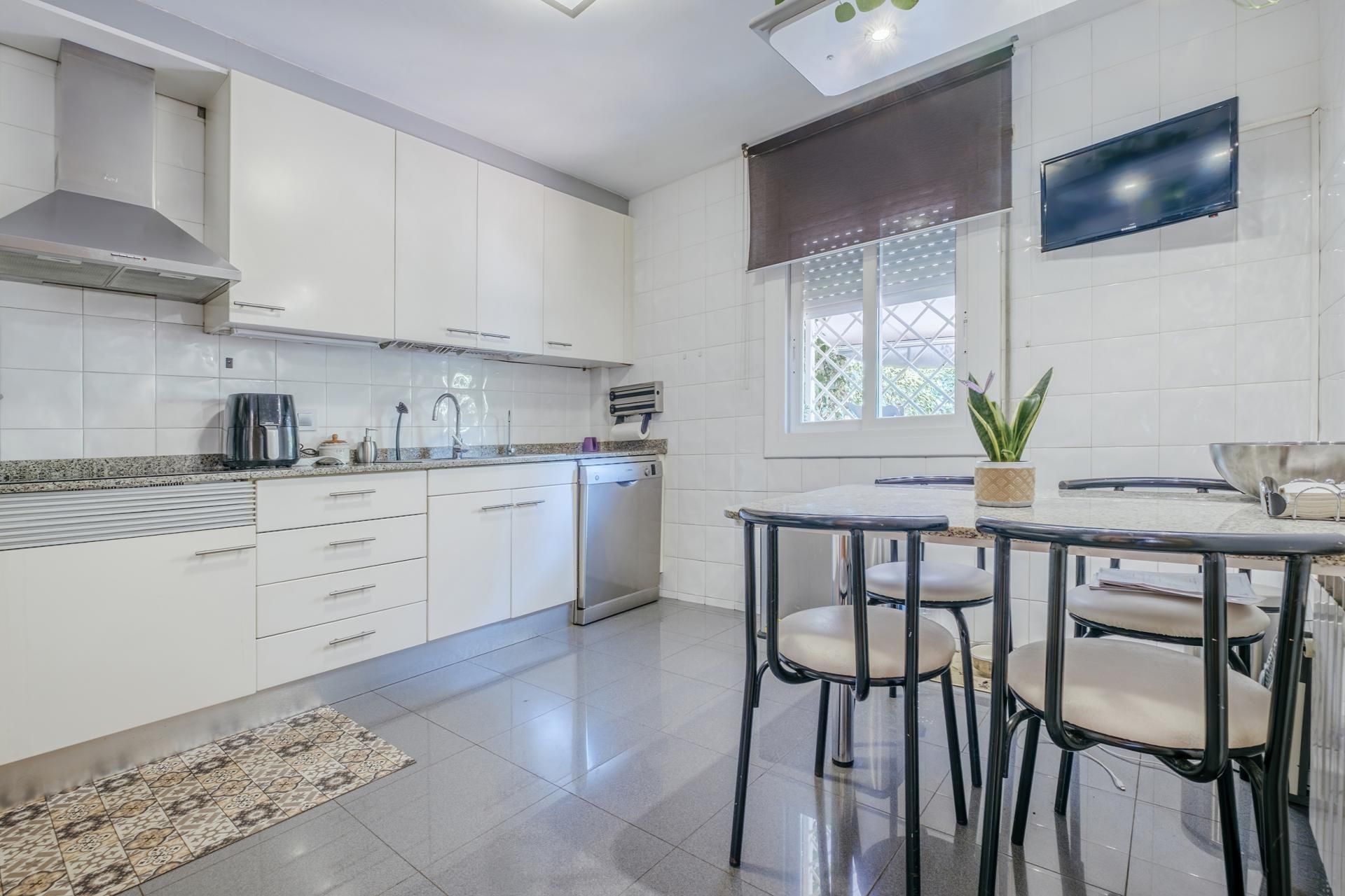 Cocina de Casa adosada en venta en Terrassa con Aire acondicionado, Calefacción y Jardín privado