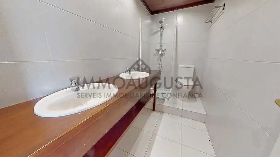 Bany de Pis en venda en Barcelona amb Parquet i Terrassa