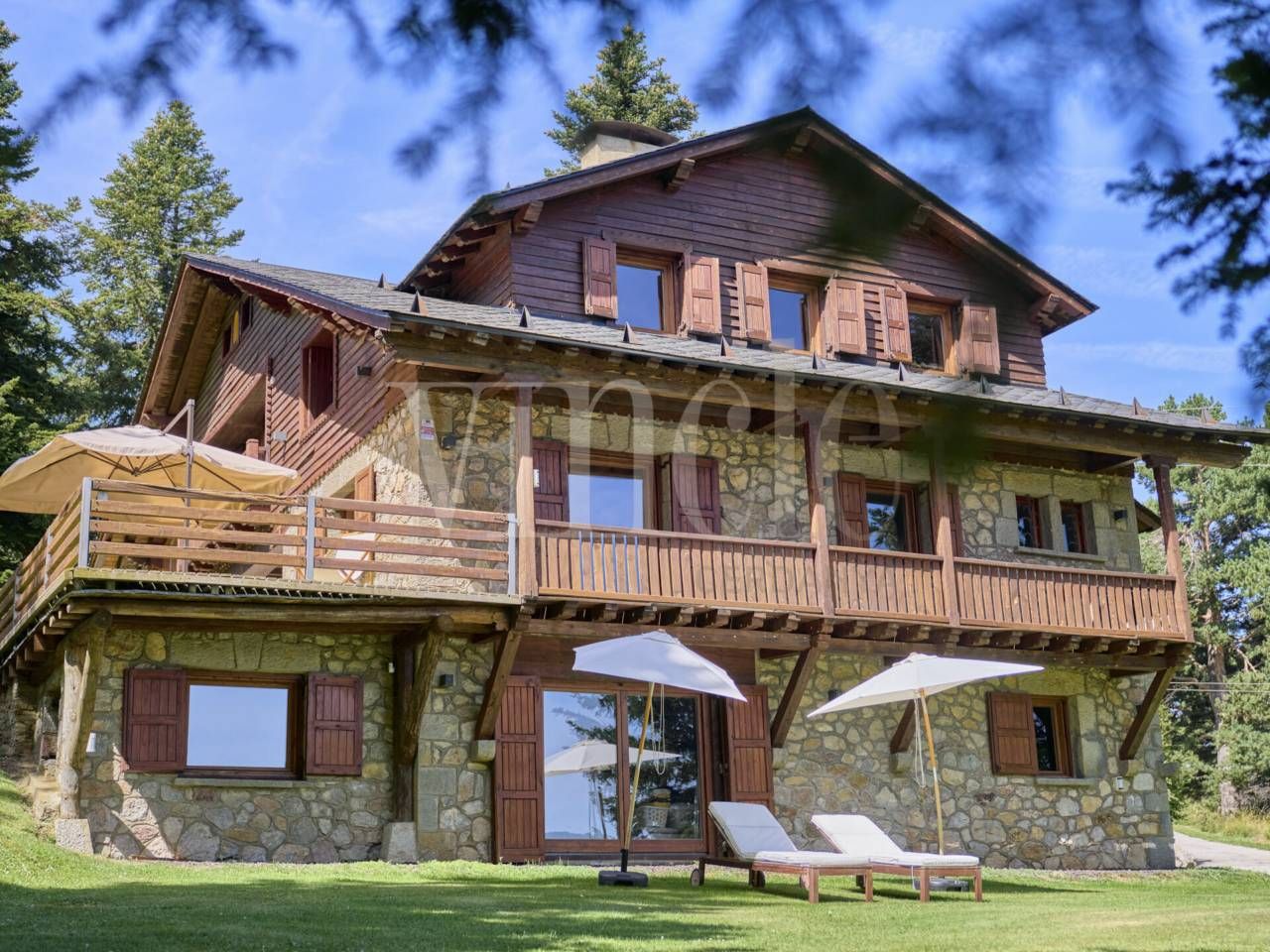 Vista exterior de Casa o xalet en venda en Alp amb Calefacció, Parquet i Terrassa