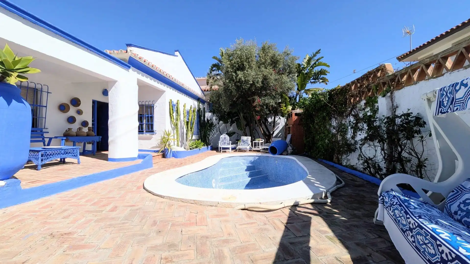 Detached house with pool for sale in Puerto Marina