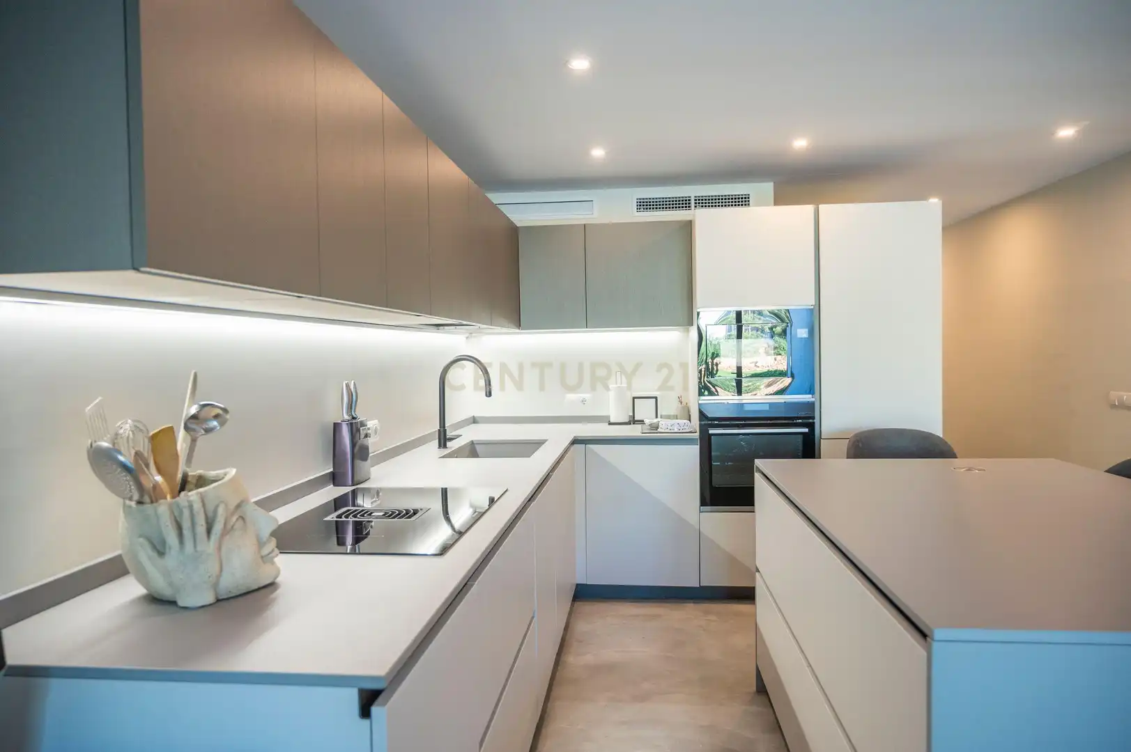 Cocina de Apartamento de alquiler en Santa Eulària des Riu con Aire acondicionado, Jardín privado y Piscina comunitaria