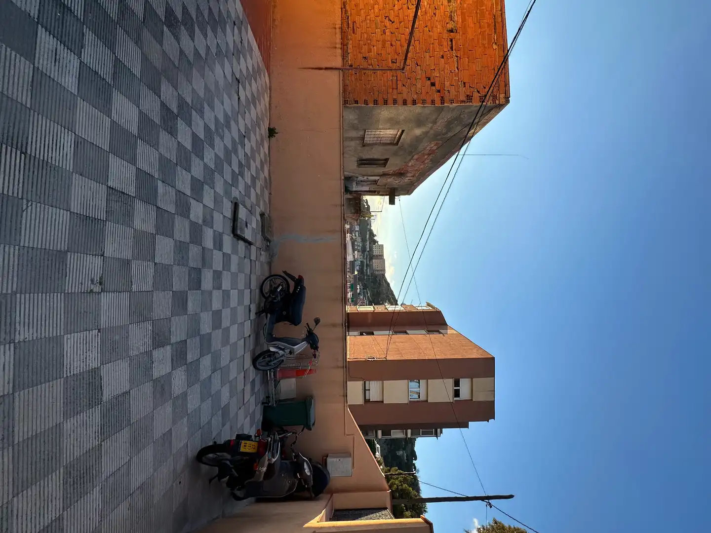 Vista exterior de Pis en venda en Santa Coloma de Gramenet amb Terrassa i Balcó