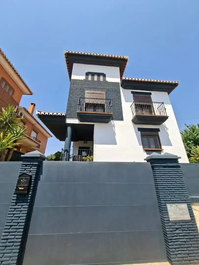 Vista exterior de Casa o xalet en venda en Vegas del Genil amb Aire condicionat