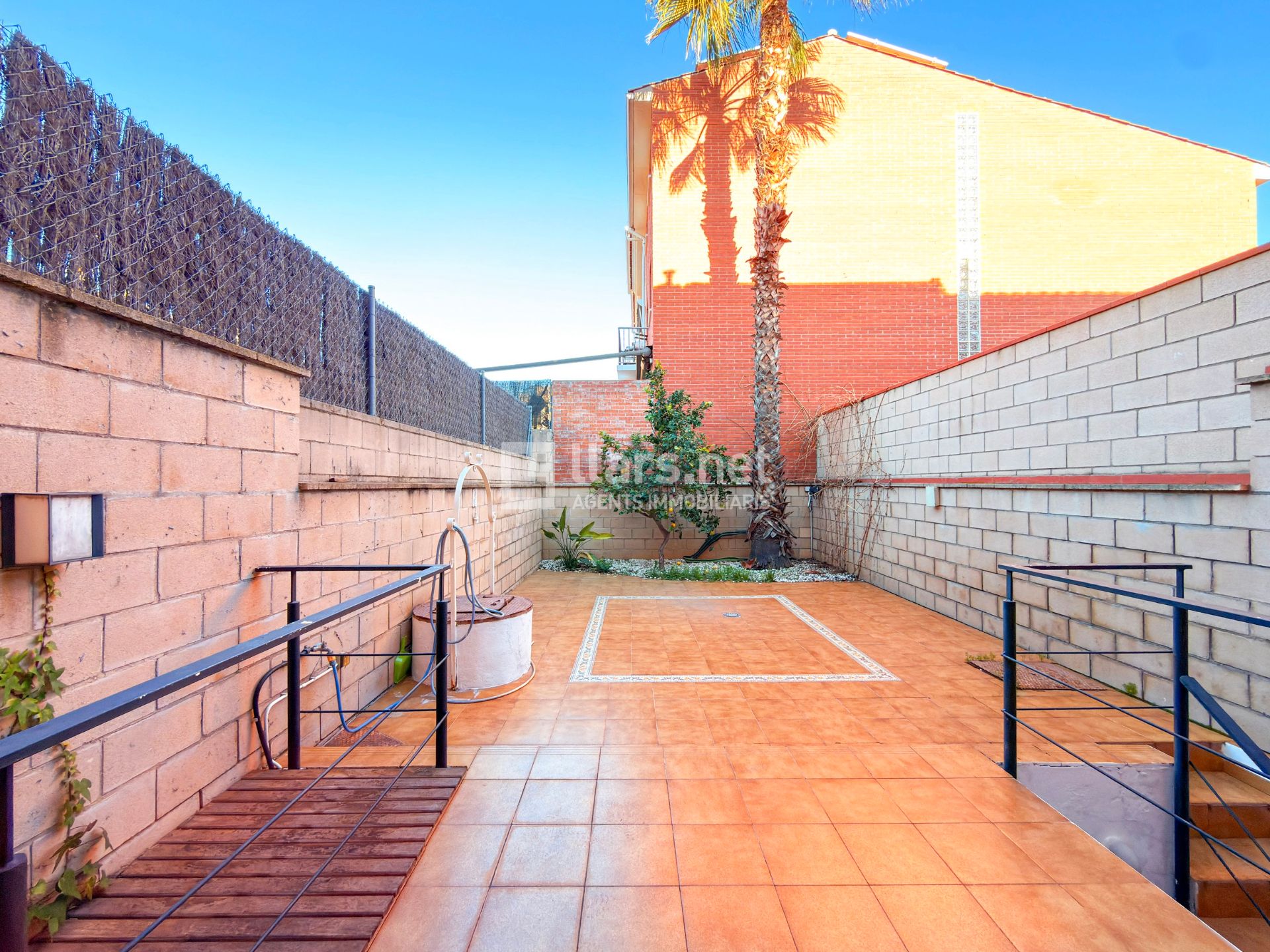 Jardí de Casa adosada en venda en Vilanova i la Geltrú amb Calefacció, Terrassa i Traster