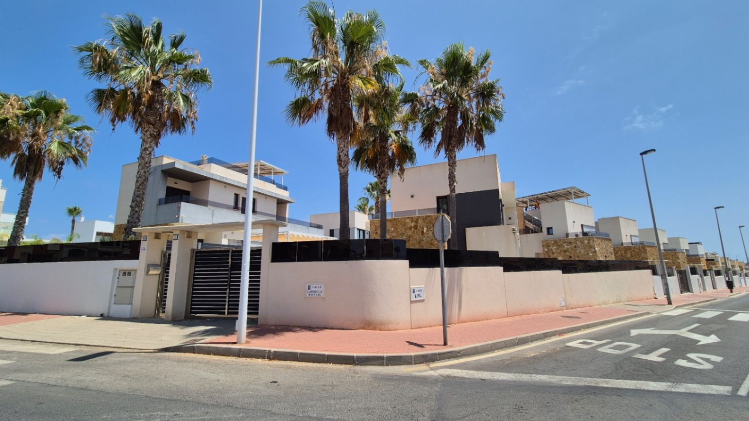 Vista exterior de Casa o xalet en venda en Torrevieja amb Aire condicionat, Jardí privat i Terrassa