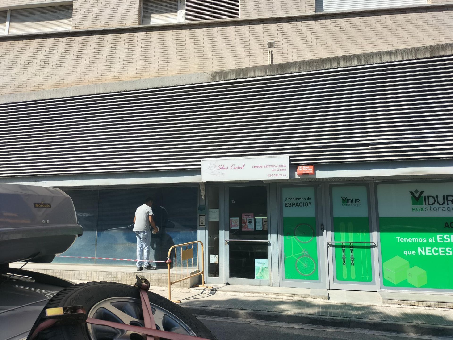 Vista exterior de Local en venda en Sant Cugat del Vallès amb Aire condicionat