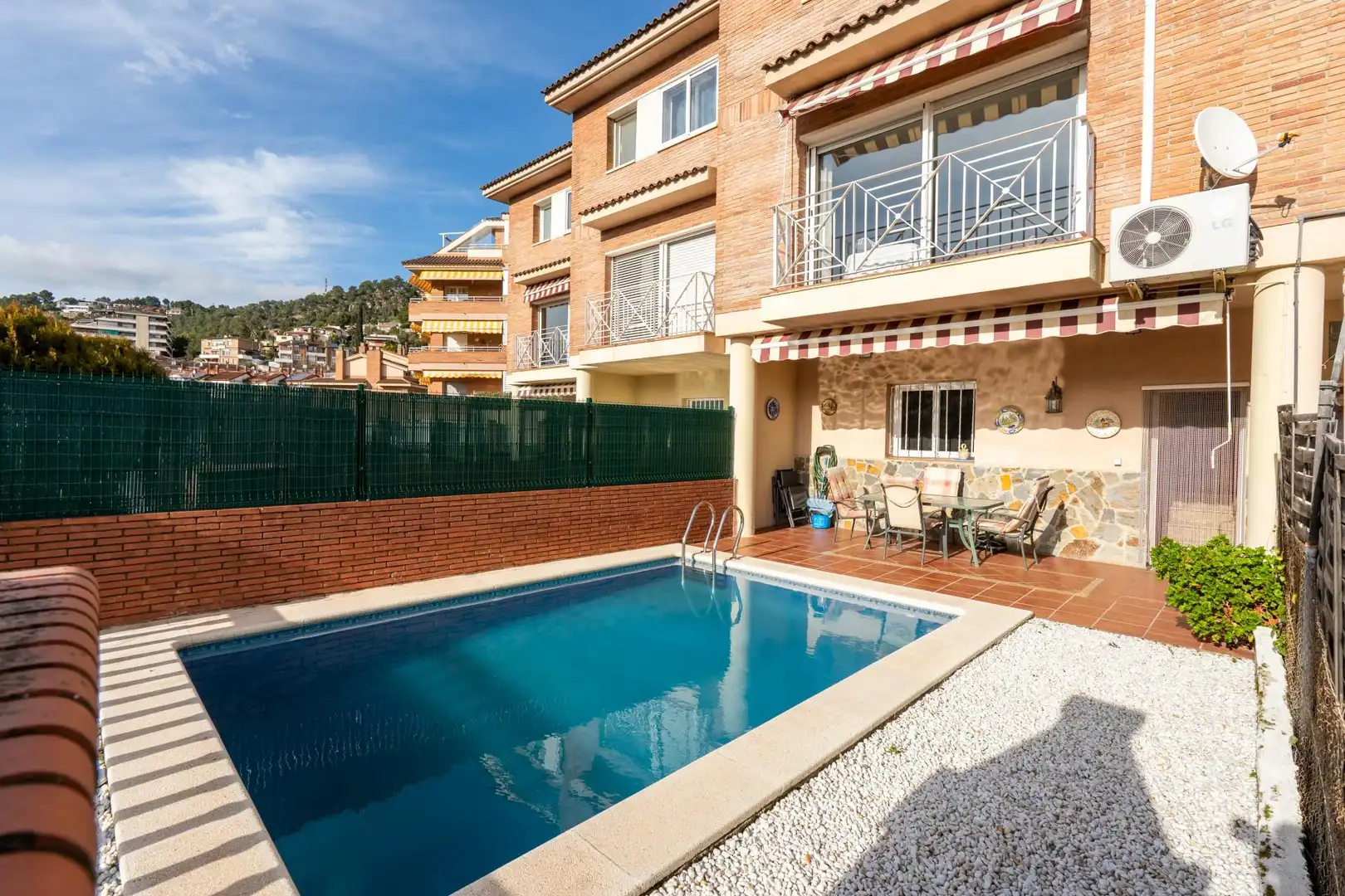 Piscina de Casa adosada en venda en La Palma de Cervelló amb Calefacció, Jardí privat i Forn